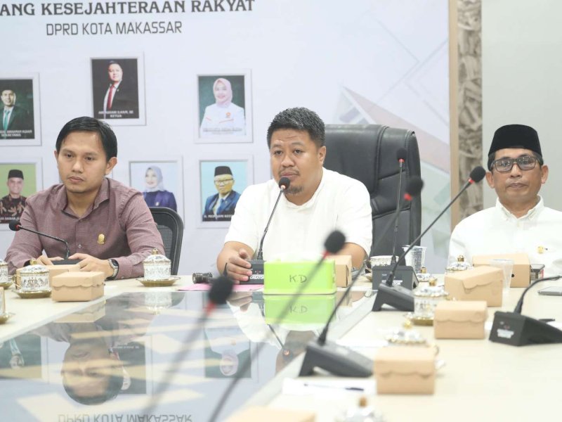 Ketua Komisi D DPRD Makassar tengah saat melakukan RDP dengan Pihak Disdik Makassar di Ruang Komisi D, Kamis (23/1/2025). Foto: Khaeruddin B
