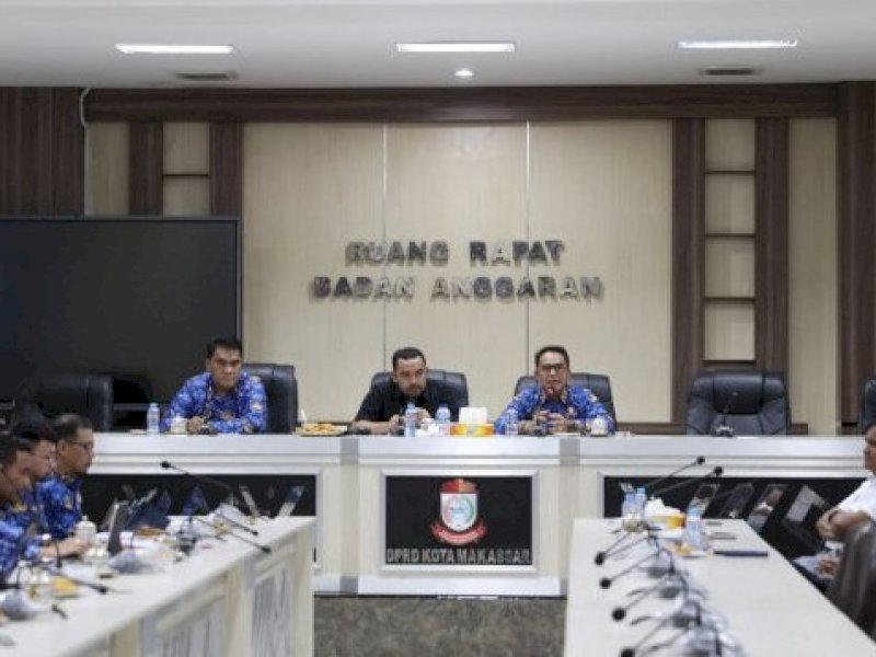 Penjabat Sekretaris Daerah Kota Makassar, Irwan Rusfiady Adnan, menghadiri rapat koordinasi bersama Badan Anggaran (Banggar) DPRD Kota Makassar yang digelar di Ruang Rapat Banggar DPRD, Jumat (17/1/2025). @Jejakfakta/Istimewa