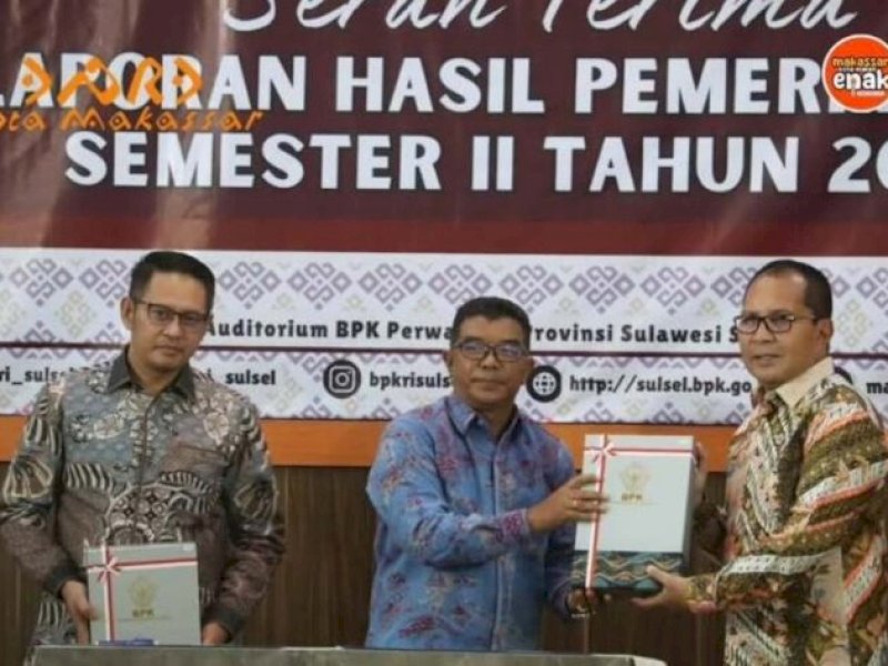 Ketua DPRD Kota Makassar, Supratman, dan Walikota Makassar, Moh Ramdhan Pomanto, menerima Laporan Hasil Pemeriksaan Kinerja (LHPK) Semester II Tahun 2024. (Foto: Ist)