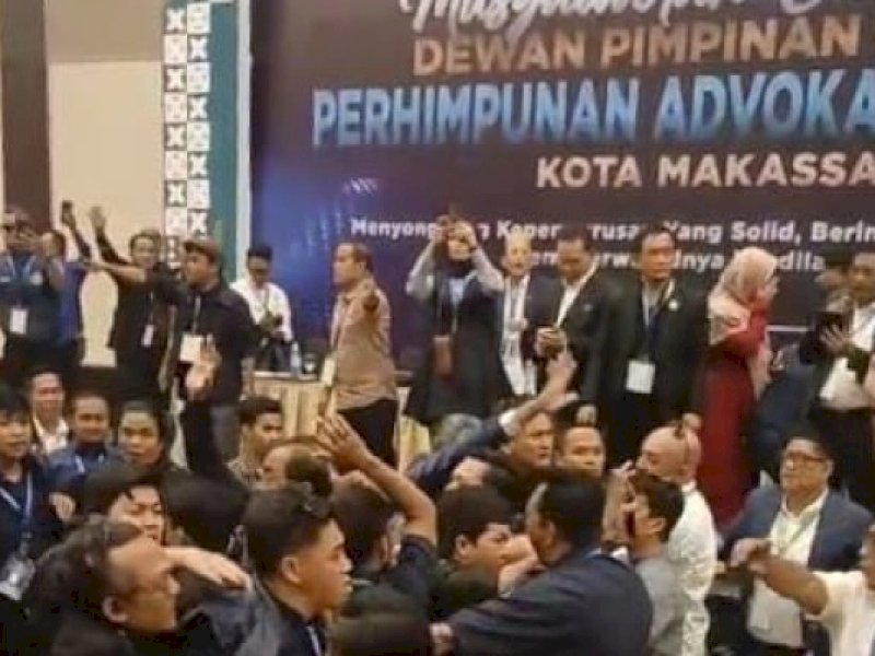 Muscab II Peradi Makassar diwarnai kericuhan, Senin (28/4/2025). @Jejakfakta/Istimewa