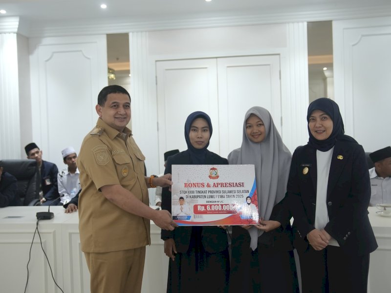 Wali Kota Makassar Munafri Arifuddin bersama Wakil Wali Kota Makassar Aliyah Mustika Ilham menyerahkan bonus kepada peserta Seleksi Tilawatil Qur'an dan Hadits (STQH) ke-23 tahun 2025, di Kantor Balai kota Makassar, Senin (28/4/2025). @Jejakfakta/dok. Humas Pemkot Makassar