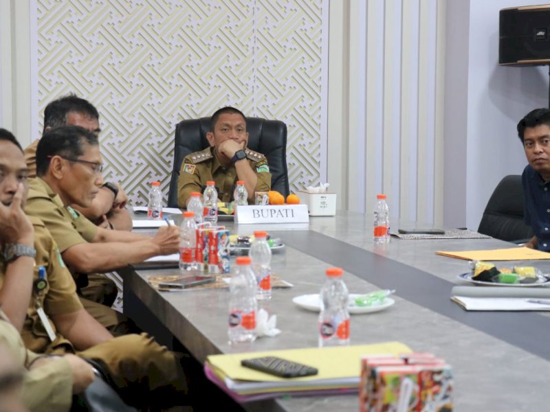 Bupati Luwu Timur, Irwan Bachri Syam, saat mengikuti secara virtual Raker dan RDP yang diselenggarakan oleh Komisi II DPR RI bersama Mendagri dan para Gubernur, Bupati/Wali Kota seluruh Indonesia, Senin (28/04/2025). @Jejakfakta/dok. Humas Pemkab Lutim