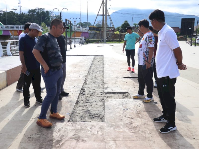 Bupati Luwu Timur, Irwan Bachri Syam, meninjau sejumlah fasilitas umum untuk mendukung kemeriahan HUT ke-22, 
Minggu, (27/04/2025). @Jejakfakta/dok. Humas Pemkab Lutim