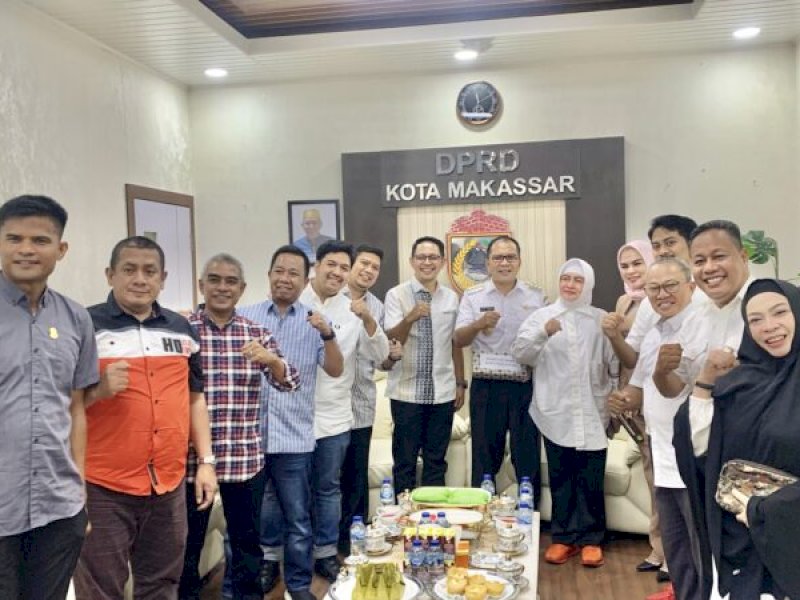 Ketua DPRD Makassar, Supratman, menjamu Danny Pomanto makanan khas Coto Makassar. @Jejakfakta/Istimewa