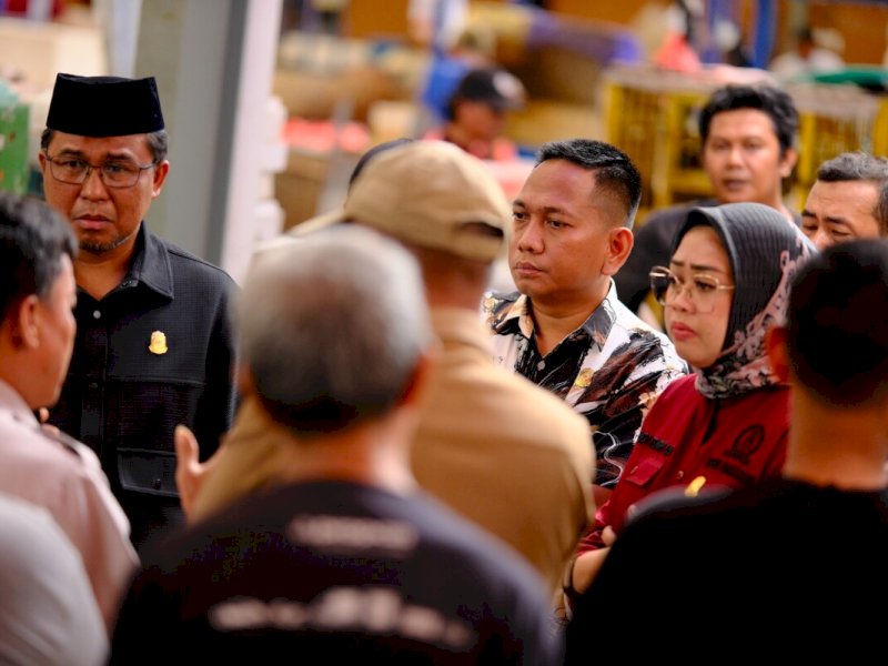 Pimpinan dan anggota Komisi B DPRD Makassar turun langsung melakukan inspeksi mendadak (sidak) ke Pasar Sawah, Senin (17/2/2025). @Jejakfakta/Istimewa