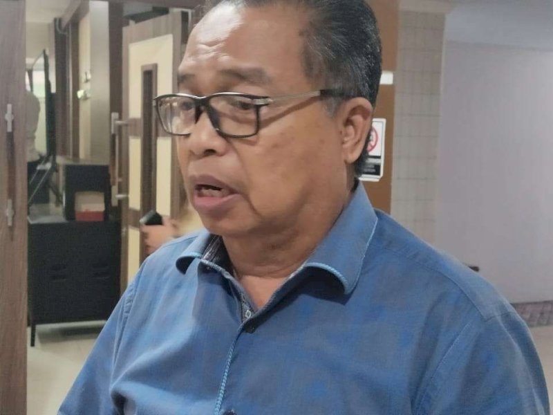 Wakil Ketua Komisi C DPRD Makassar Sangakal Saddiko saat di imintai tanggapannya terkait ketidak hadiran sejumlah Kadis dan SKPD di Ruang Banggar DPRD Makassar Jumat (28/2/2025). (Foto: Khaeruddin B)