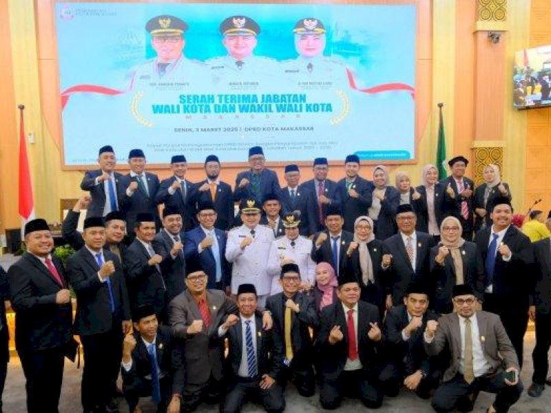 Legislator DPRD Kota Makassar foto bersama dengan Wali Kota dan Wakil Wali Kota Makassar, Munafri Arifuddin dan Aliyah Mustika Ilham usai Rapat Paripurna di Sekretariat DPRD Makassar, Jl Andi Pangerang Petta Rani, Makassar, Sulsel, Senin (3/3/2025). Ketua DPRD, Supratman siap bersinergi dengan Appi dan Aliyah.  @Jejakfakta/Humas DPRD Makassar