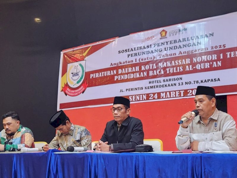 Anggota DPRD Makassar, Idris, saat Sosialisasi Peraturan Daerah (Perda) Nomor 1 Tahun 2025 tentang Pendidikan Baca Tulis Al-Quran, yang digelar di Hotel Sarison, Jalan Perintis Kemerdekaan, pada Senin (24/3/2025). @Jejakfakta/dok. Istimewa