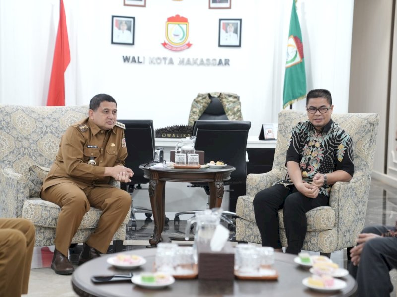 Wali Kota Makassar, Munafri Arifuddin, saat menerima audisensi Dekan Fakultas Ilmu Sosial dan Ilmu Politik (FISIP) Universitas Hasanuddin Prof Phil Sukri Tamma, di Balai Kota Makassar, Selasa (29/4/2025). @Jejakfakta/dok. Humas Pemkot Makassar