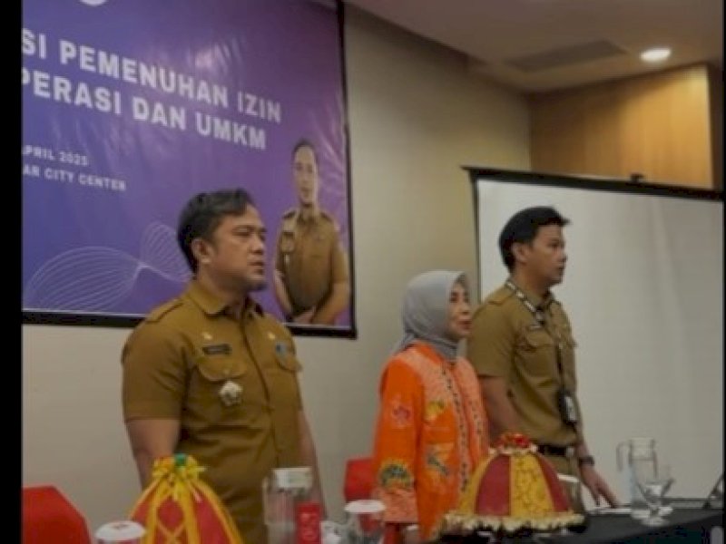 Kepala Dinas Koperasi dan UKM Kota Makassar, Muhammad Rheza, secara resmi membuka kegiatan Dukungan Fasilitasi Pemenuhan Izin Usaha Sektor Koperasi dan UMKM yang digelar untuk mendorong percepatan legalitas usaha pelaku UMKM di kota Makassar, Selasa (29/4/2025). @Jejakfakta/Istimewa