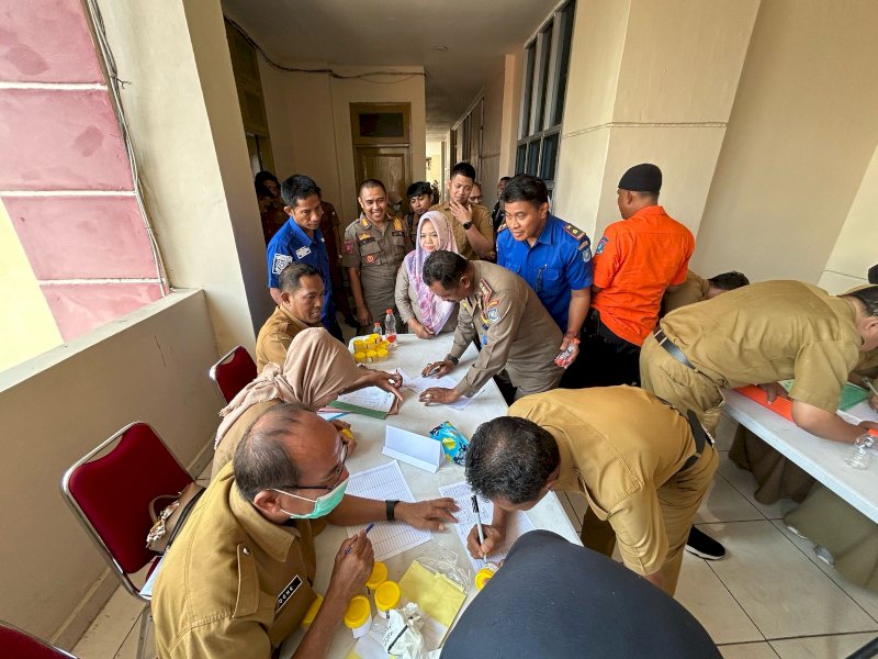 Suasana tes urine saat Rapat Koordinasi (Rakor) lingkup Pemerintah Daerah Bulukumba yang digelar di Ruang Pola Kantor Bupati, Selasa (29/4/2025). @Jejakfakta/dok. Humas Pemkot Makassar