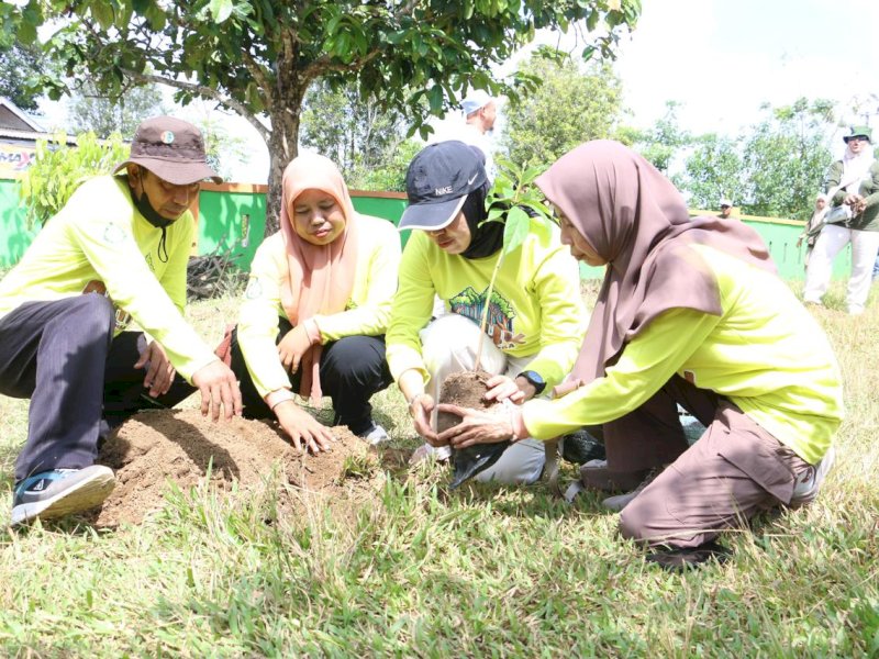 Aksi bersama penanaman pohon di seputaran Daerah Aliran Sungai (DAS) Balangtieng, Desa Anrang, Kecamatan Rilau Ale, Sabtu (26/4/2025). @Jejakfakta/dok. Humas Pemkab Bulukumba