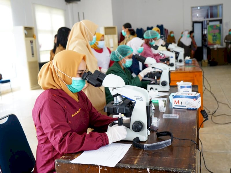 Uji sampel ibu hamil dengan anemia/KEK dan anak-anak risiko tinggi (risti)  untuk mendeteksi keberadaan parasit usus penyebab kecacingan. @Jejakfakta/dok. Humas Pemkab Lutim