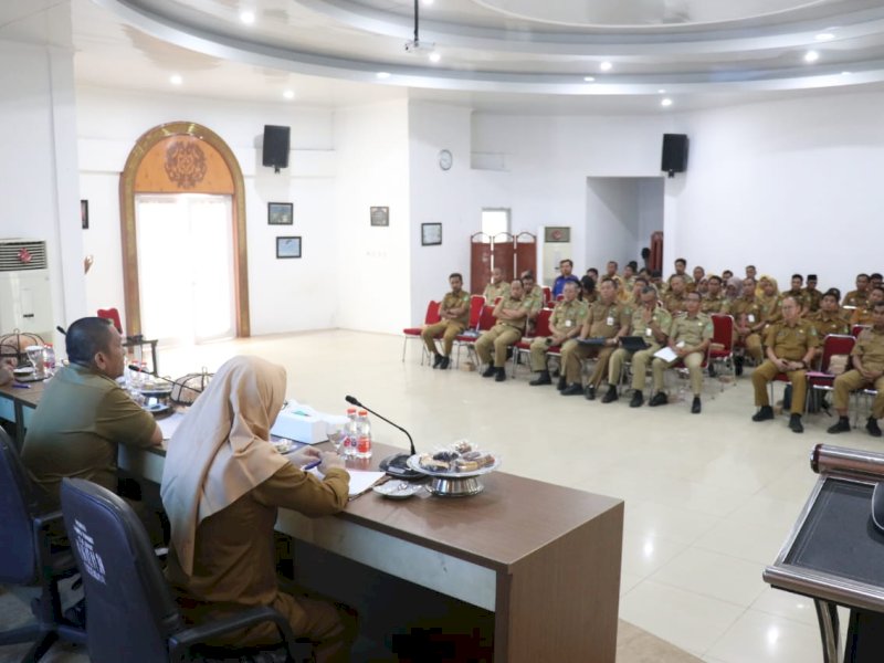 Bupati Luwu Timur, Irwan Bachri Syam, saat Rapat Koordinasi (Rakor) Percepatan Pengadaan dan Jasa di Aula Rumah Jabatan Bupati, Puncak Indah, Malili, Selasa (29/05/2025). @Jejakfakta/dok. Humas Pemkab Lutim