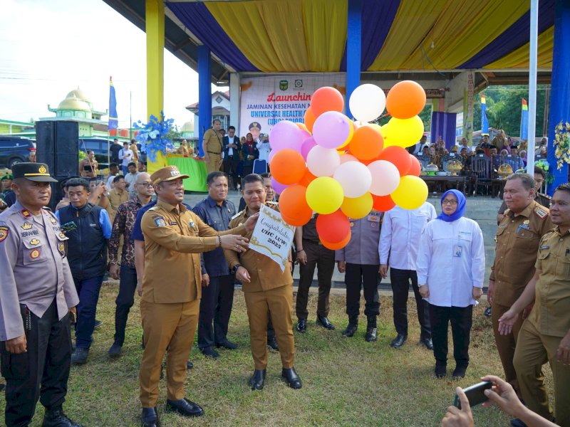 Bupati Luwu, H. Patahudding, bersama Wakil Bupati Muh. Dhevy Bijak Pawindu, secara resmi meluncurkan program unggulan Universal Health Coverage (UHC) Prioritas di Lapangan Veteran, Kecamatan Larompong, Senin (28/4/2025). @Jejakfakta/dok. Humas Pemkab Luwu