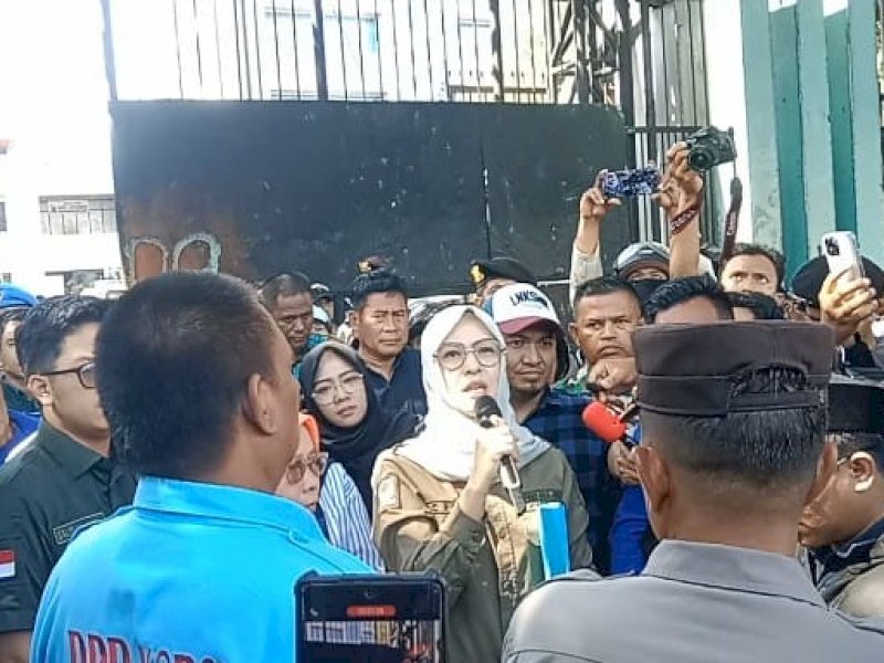 Ketua DPRD Sulsel, Andi Rachmatika Dewi, menemuai langsung buruh yang melakukan aksi di depan kantor DPRD Sulsel, Kamis (1/5/2025). @Jejakfakta/Samsir