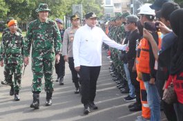 Lewat karya Bakti TNI, Wali Kota Munafri Tekankan Jaga Kebersihan Lingkungan