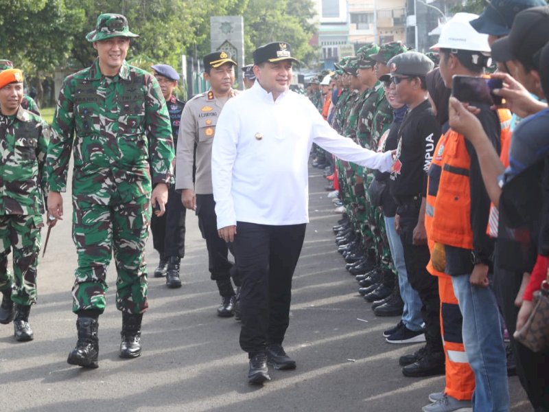 Wali Kota Makassar Munafri Arifuddin, saat memimpim apel Karya Bakti Pembersihan Pasar Terong yang diadakan Kodim 1408/Makassar, di Masjid Al-Maskaz Al-Islami,  Kamis (1/5/2025). @Jejakfakta/dok. Humas Pemkot Makassar