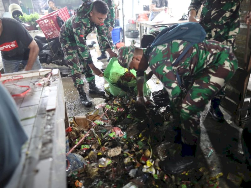 Anggota Kodim 1408/Makassar bersama Forkopimda Makassar dan masyarakat kompak menggelar kegiatan karya bakti pembersihan Pasar Terong, Rabu (1/5/2025). @Jejakfakta/dok. Humas Pemkot Makassar