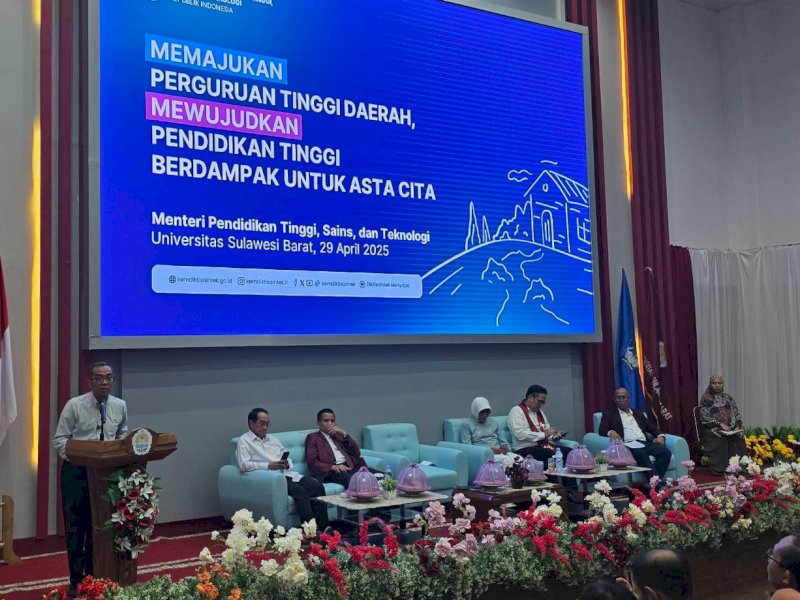 Menteri Pendidikan Tinggi, Sains, dan Teknologi, Prof. Bryan Yuliarto, ST., M.Eng., Ph.D., dalam rangkaian Kunjungan Kerja ke Universitas Sulawesi Barat (Unsulbar), Majene,  pada Selasa (29/4/2025). @Jejakfakta/Istimewa