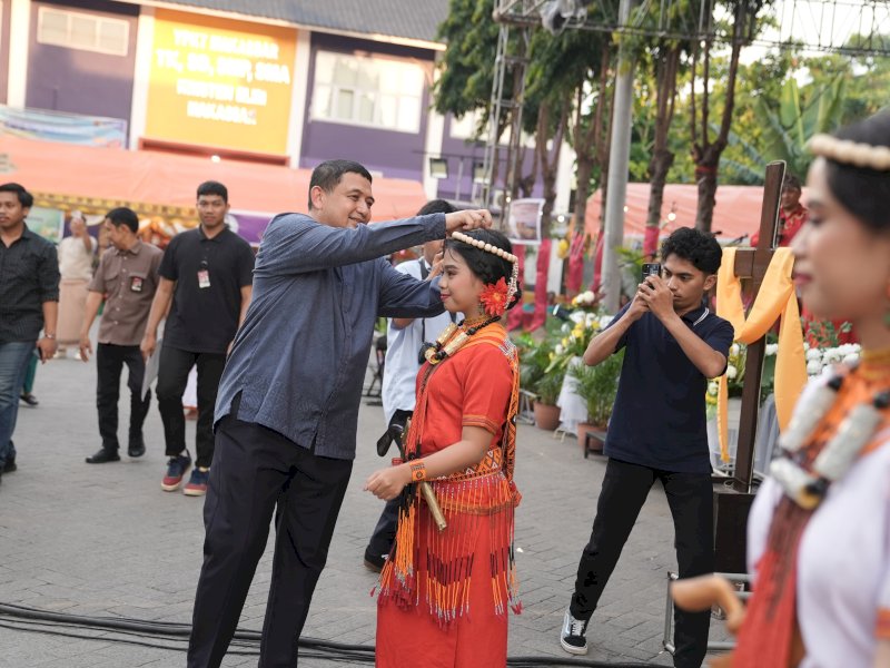 Wali Kota Makassar, Munafri Arifuddin menghadiri dan menyampaikan pesan damai pada perayaan hari raya Paskah 2025, HUT XXII dan KPI Gereja Toraja Jemaat Tamalanrea, Kamis (1/5/2025) sore. @Jejakfakta/dok. Humas Pemkot Makassar