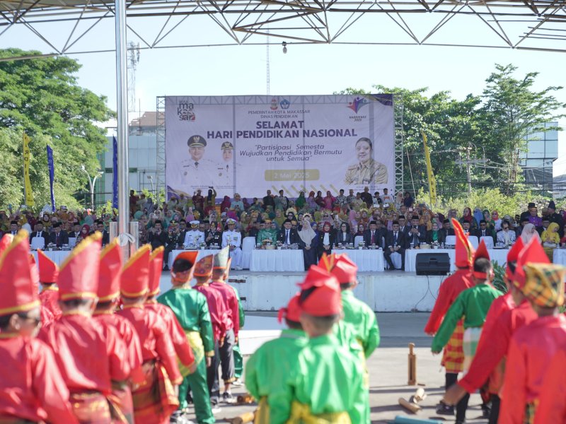 Upacara hari Pendidikan Nasional di lapangan Karebosi Makassar, Jumat (2/5/2025). 