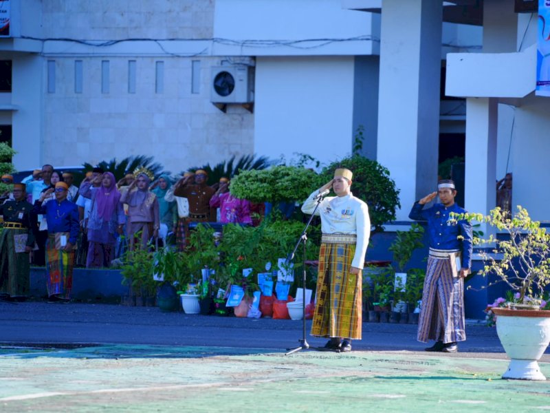 Bupati Pangkep, Muhammad Yusran Lalolagau, Memimpim langsung upacara peringatan Hari Pendidikan Nasional di lapangan kantor Setda Pangkep, Selasa (2/5/2025). @jejakfaktacom/Humas Pemda Pangkep