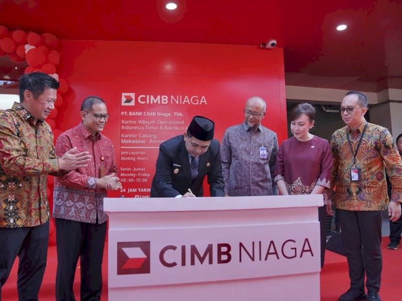 Wali Kota Makassar, Munafri Arifuddin, saat meresmikan kantor baru CIMB Niaga di Jalan Ahmad Yani, Jumat (2/5/2025). @Jejakfakta/dok. Humas Pemkot Makassar