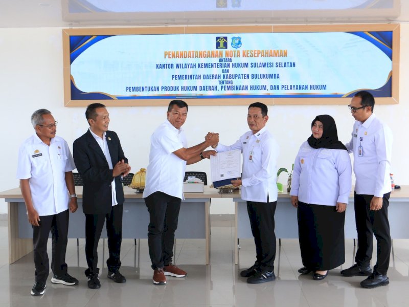 Kakanwil Kemenkum Sulsel Andi Basmal dan Bupati Bulukumba Andi Muchtar Ali Yusuf saat melakukan penandatanganan Nota Kesepahaman tentang Pembentukan Produk Hukum Daerah, Pembinaan Hukum dan Pelayanan Hukum, di Ruang Kahayya, Gedung Pinisi Bulukumba, Rabu (30/4/2025). @jejakfakta/dok. Humas Pemkab Bulukumba