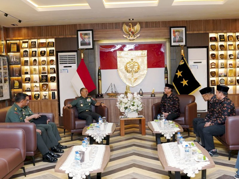 Pengurus LDII Sulawesi Selatan bersama Pangdam XIV/Hasanuddin Mayjen TNI Windiyatno audiensi di Markas Kodam XIV/Hasanuddin, Rabu (30/4/2025). Pertemuan membahas kolaborasi program penanganan stunting dan penguatan wawasan kebangsaan. @jejakfaktacom/LDII Sulsel