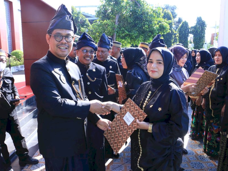 Wakil Bupati Bulukumba Andi Edy Manaf menyerahkan penghargaan usai memimpin upacara peringatan Hardiknas tahun 2025 tingkat Kabupaten Bulukumba di Halaman Kantor Bupati Bulukumba, Jumat (2/5/2025). @Jejakfakta/dok. Humas Pemkab Bulukumba