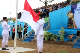 Hardiknas 2025, Bupati Lutim Umumkan Kenaikan Beasiswa dan Program Seragam Gratis