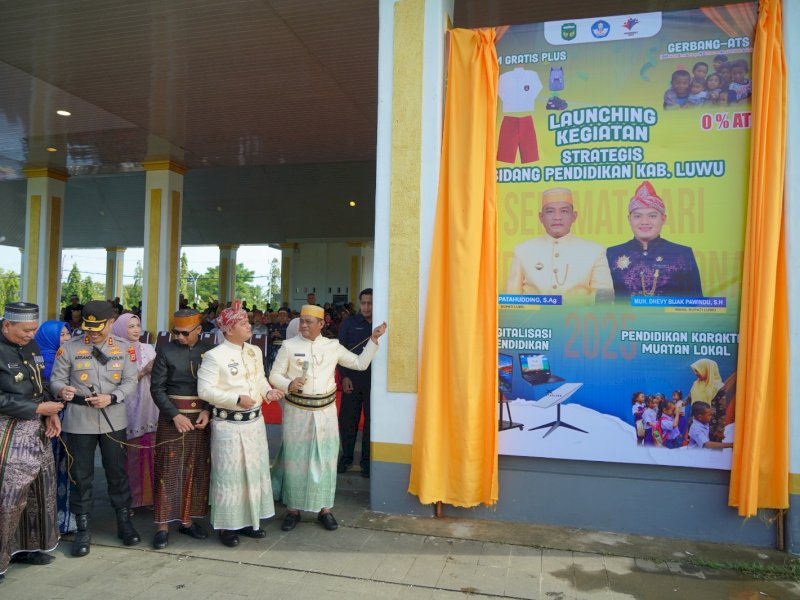 Bupati Luwu, H. Patahudding, Wakil Bupati, Muh. Dhevy Bijak Pawindu, melaunching kegiatan strategis bidang Pendidikan Pemerintah Kabupaten Luwu tahun 2025, salah satunya adalah program pembagian Seragam Gratis Plus, di lapangan Andi Djemma Kota Belopa, Jum&rsquo;at (2/5/2025). @Jejakfakta/dok. Humas Pemkab Luwu