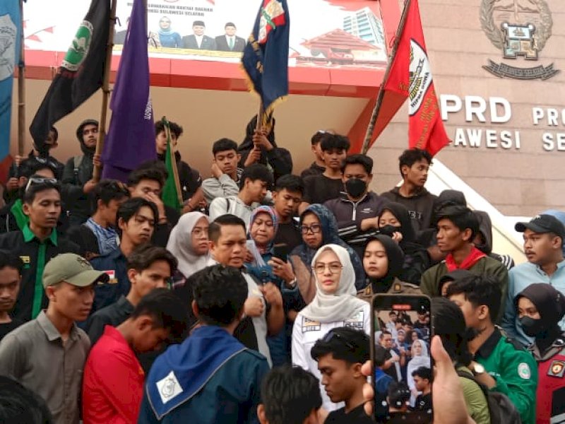 Ketua DPRD Sulsel Andi Rachmatika Dewi (Cicu), menerima aspirasi mahasiswa saat demo memperingati Hardiknas di gedung DPRD, Jumat (2/5/2025). @Jejakfakta/Samsir