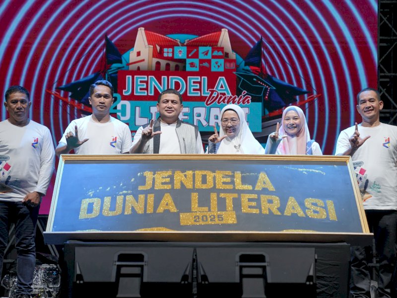 Wali Kota Makassar, Munafri Arifuddin, saat membuka kegiatan jendela dunia literasi, di Benteng Fort Rotterdam Makassar, Jumat (2/5/2025) malam. @Jejakfakta/dok. Humas Pemkot Makassar