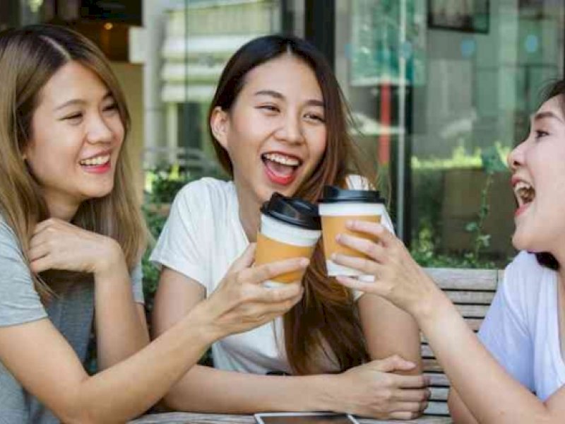 Gaya hidup munum kopi. @Jejakfakta/Sumber : linggaupos.disway.id