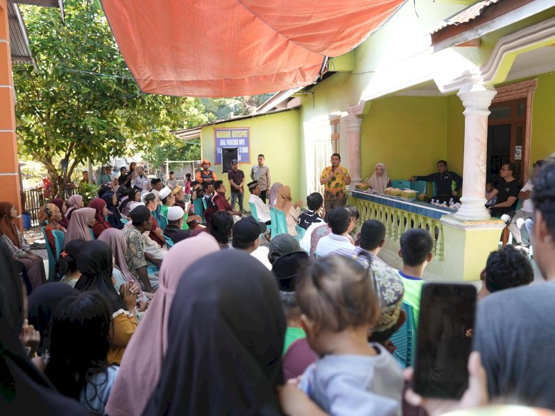 Wali Kota Makassar, Munafri Arifuddin, dialog dengan warga saat mengunjungi empat pulau terluar dan terpencil, di wilayah Kecamatan Kepulauan Sangkarrang, pada Minggu (4/5/2025). @Jejakfakta/dok. Humas Pemkot Makassar