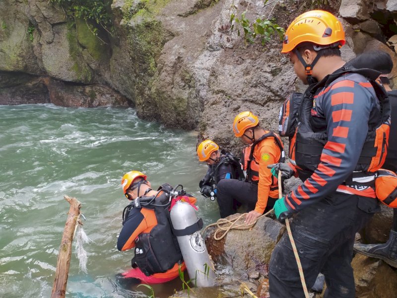 Tim rescue Basarnas melakukan penyelaman di sekitar Air Terjun Takapala untuk melakukan pencarian korban yang terserat arus sungai. @Jejakfakta/Istimewa