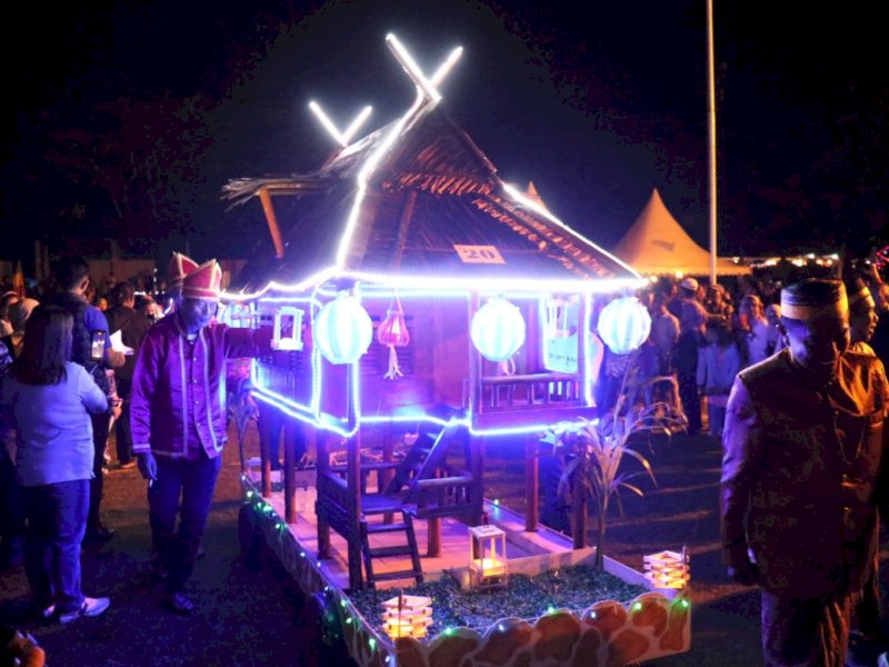 Pemkab Lutim memulai perayaan hari jadi ke-22 dengan menggelar Festival Lampion yang dilepas langsung oleh Bupati Luwu Timur, Irwan Bachri Syam, di Lapangan Iniaku, Desa Sorowako, Kecamatan Nuha, Sabtu (03/05/2025). @Jejakfakta/dok. Humas Pemkab Lutim
