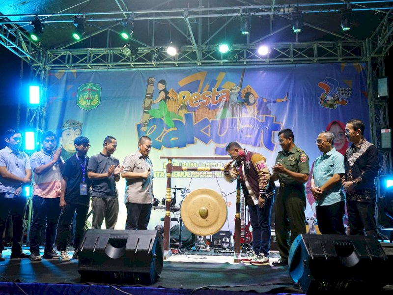 Bupati Luwu Timur, Irwan Bachri Syam, secara resmi membuka acara Pentas Seni Budaya, Pameran Pusaka, Pasar Malam dan UMKM dalam rangka memeriahkan Hari Ulang Tahun (HUT) ke-22 Kabupaten Luwu Timur.@Jejakfakta/dok. Humas Pemkab Lutim
