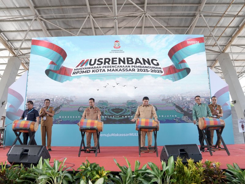 Gubernur Sulsel Andi Sudirman Sulaiman (ASS) dan Wali Kota Makassar Munafri Arifuddin, saat pembukaan Musyawarah Perencanaan Pembangunan (Musrenbang) untuk Rencana Pembangunan Jangka Menengah Daerah (RPJMD) Kota Makassar 2025&ndash;2029, yang digelar di Lapangan Karebosi, Senin (5/5/2025). @Jejakfakta/dok. Humas Pemkot Makassar