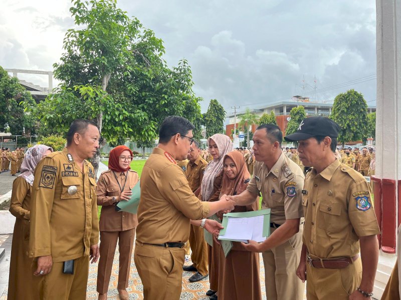 Wakil Bupati Bulukumba, Andi Edy Manaf, memimpin apel gabungan Organisasi Perangkat Daerah (OPD) yang dilaksanakan di halaman Kantor Bupati Bulukumba, Senin (5/5/2025. @Jejakfakta/dok. Humas Pemkab Bulukumba