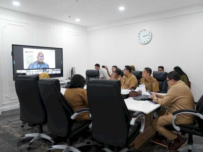 Wali Kota Makassar, Munafri Arifuddin, saat mengikuti Rapat Koordinasi Sosialisasi Pembangunan Satuan Pelayanan Pemenuhan Gizi Badan Gizi Nasional (SPPG-BGN) yang digelar secara virtual, Senin (5/5/2025). @Jejakfakta.com/do. Humas Pemkot Makassar