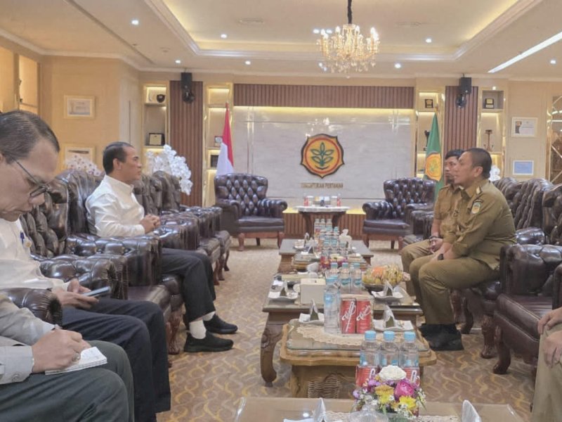 Bupati Luwu Timur, Irwan Bachri Syam, 
saat audiensi sekaligus menyerahkan secara langsung undangan resmi kepada Menteri Amran Sulaiman di Kantor Kementerian Pertanian RI, Jakarta Selatan, Senin (5/5/2025). @Jejakfakta/dok. Humas Pemkab Lutim