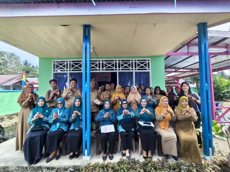 Tim Penggerak Pemberdayaan Kesejahteraan Keluarga (TP-PKK) Kabupaten Luwu Timur melakukan Pembinaan Posyandu Era Baru yang dilaksanakan di Posyandu Bina Sakti Desa Teromu, Kecamatan Mangkutana, Senin (05/05/2025). @Jejakfakta/dok. Humas Pemkab Lutim