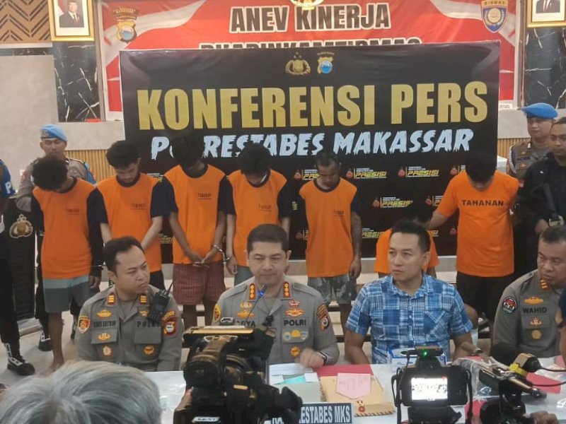 Kapolrestabes Makassar, Kombes Arya Perdana, saat konferensi pers sejumlah kasus kriminalitas di Mapolrestabes Makassar, Selasa (6/5/2025). @Jejakfakta/Samsir