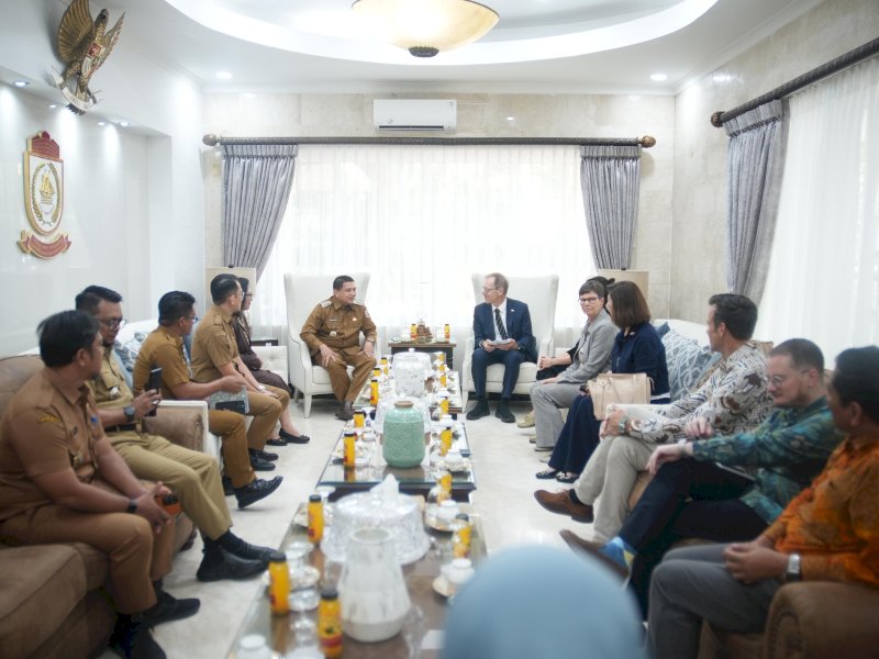 Wali Kota Makassar, Munafri Arifuddin (Appi), menerima kunjungan kehormatan Duta Besar Swiss untuk Indonesia, H.E. Olivier Zehnder, di Rumah Jabatan Wali Kota Makassar, Selasa (6/5/2025). @Jejakfakta/dok. Humas Pemkot Makassar