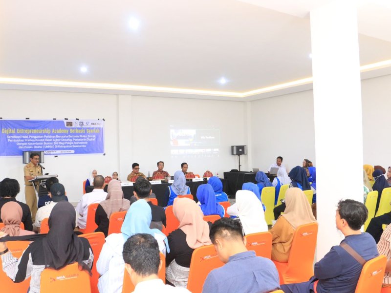 Pelatihan Digital Entrepreneurship Academy (DEA), tema &ldquo;Pemasaran Digital dengan Artificial Intelligence (AI) dan Digitalisasi UMKM Berbasis Syariah&rdquo;, di Aula Pertemuan Singaraja Auto Car Bulukumba, Selasa (6/5/2025). @Jejakfakta/dok. Humas Pemkab Bulukumba