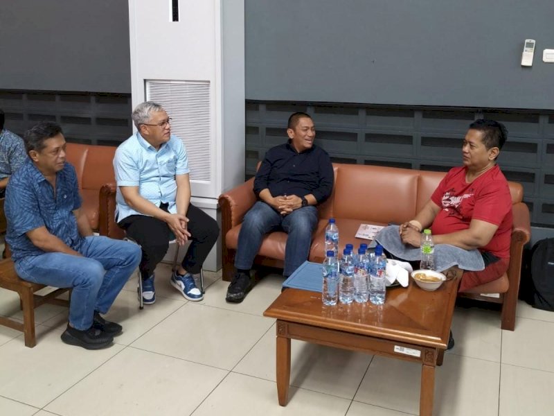 Bupati Luwu Timur, Irwan Bachri Syam, saat audiensi dengan Wamen Transmigrasi, Viva Yoga Mauladi, di Lapangan Bulutangkis Sport Center DPR RI, Jakarta, Selasa (6/5/2025). @Jejakfakta/dok. Humas Pemkab Lutim