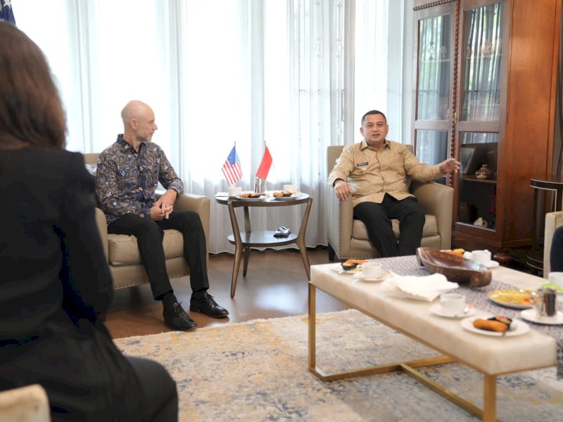 Wali Kota Makassar, Munafri Arifuddin saat bertemu Konsul Jenderal (Konjen) Amerika Serikat di Surabaya, Christopher Green, di kediaman Konjen Amerika, di Jl. Taman Golf C2, Nomor 12A-14A, Surabaya, Rabu (7/5/2025). @Jejakfakta/dok. Humas Pemkot Makassar